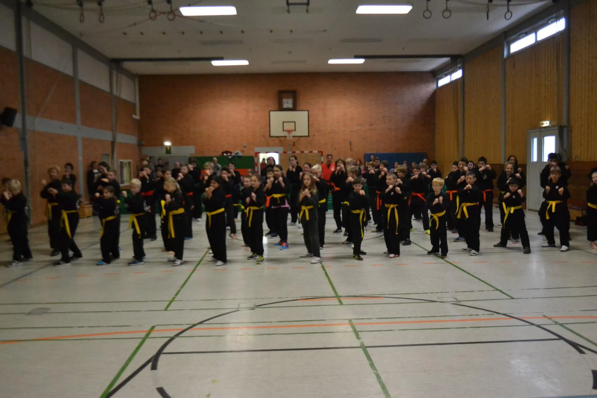 Prüflinge stehen bei der Grundschule in Linksauslage