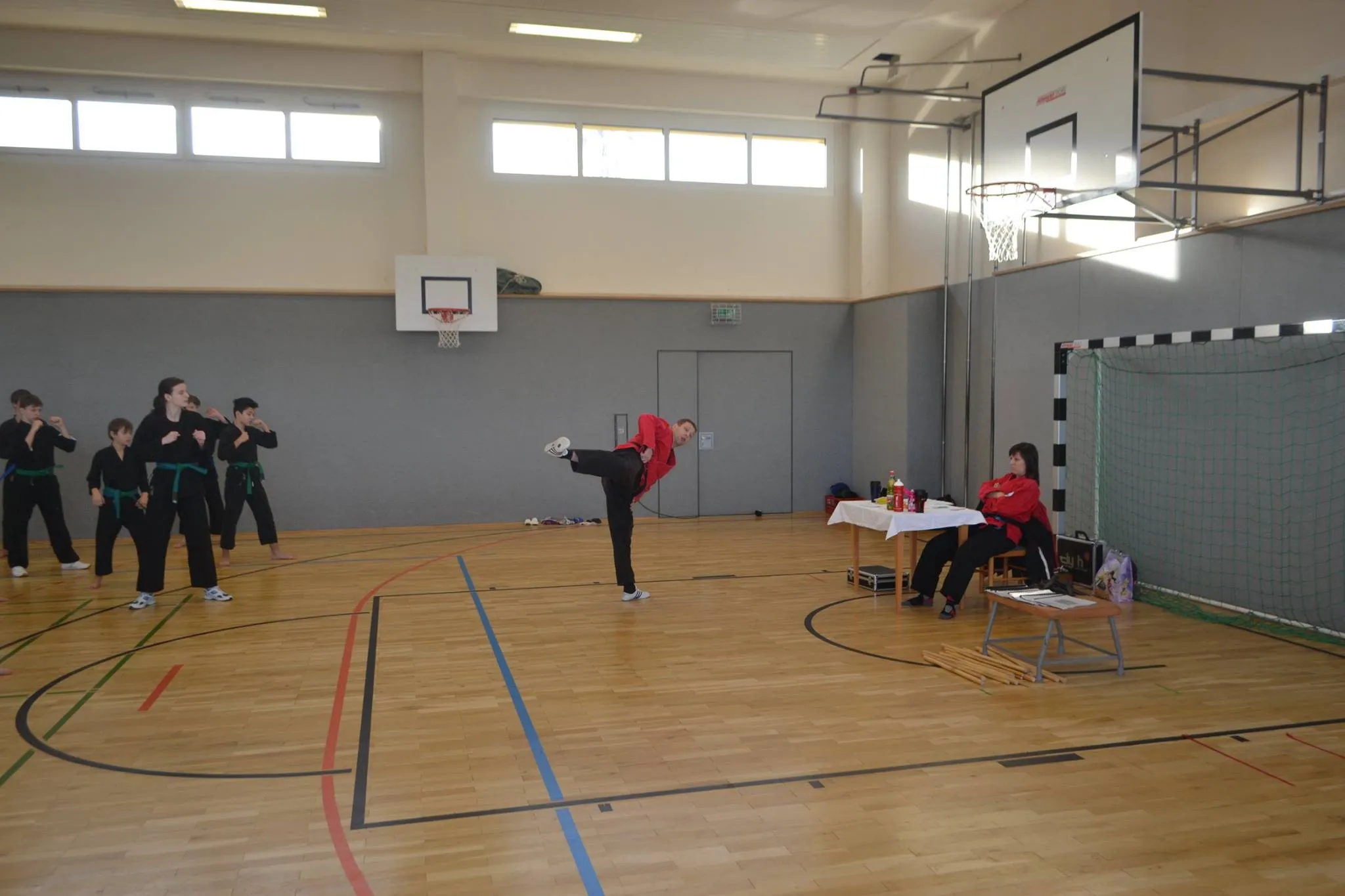 Trainer Torsten Wolf demonstriert einen Kick