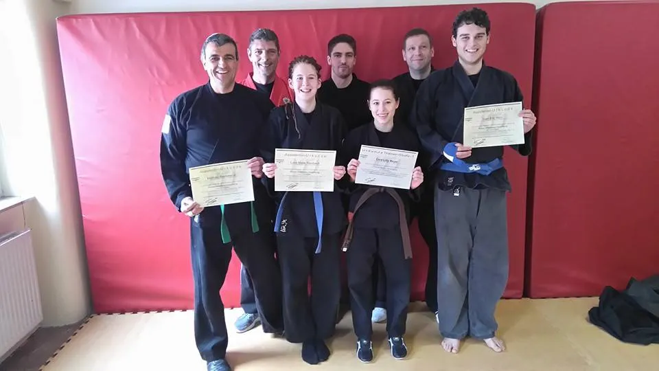 Stolze neue Assistenztrainer präsentieren ihre Urkunden