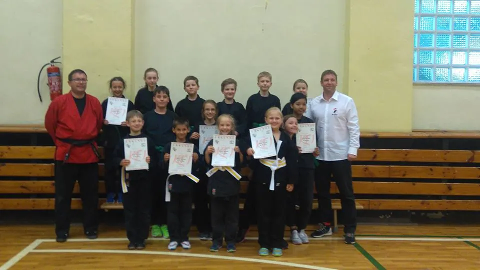 Strahlende Gesichter bei den Kindern nach der Gürtelprüfung