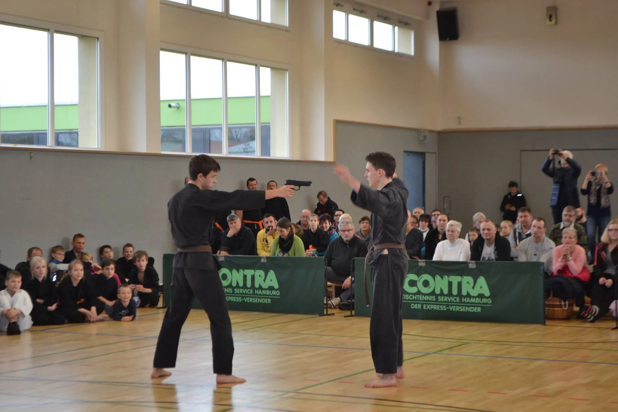 Waffenabwehr bei der Prüfung zum Braun-Schwarz-Gurt