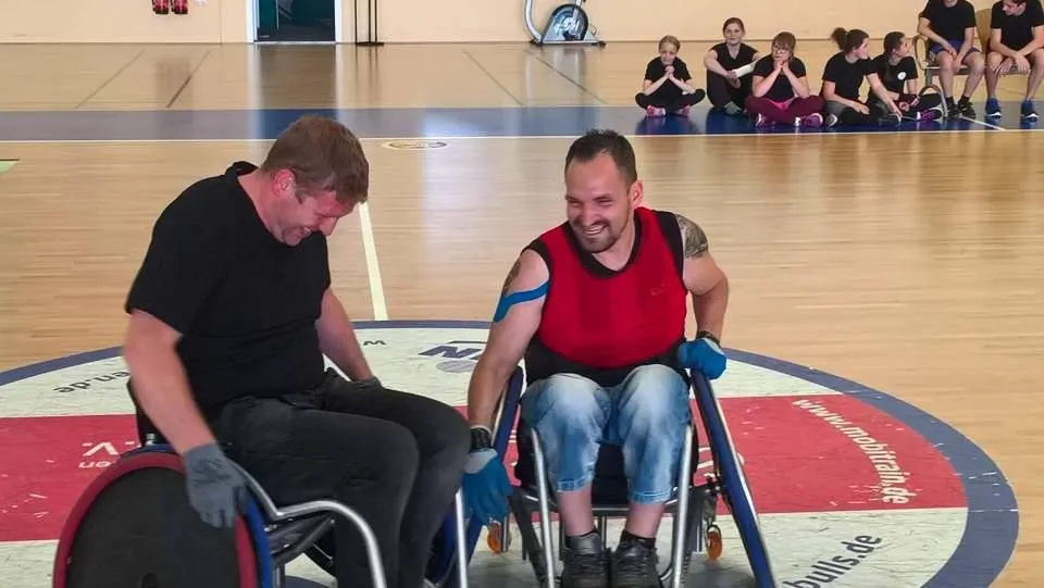 Trainer Torsten probiert sich im Rollstuhlrugby