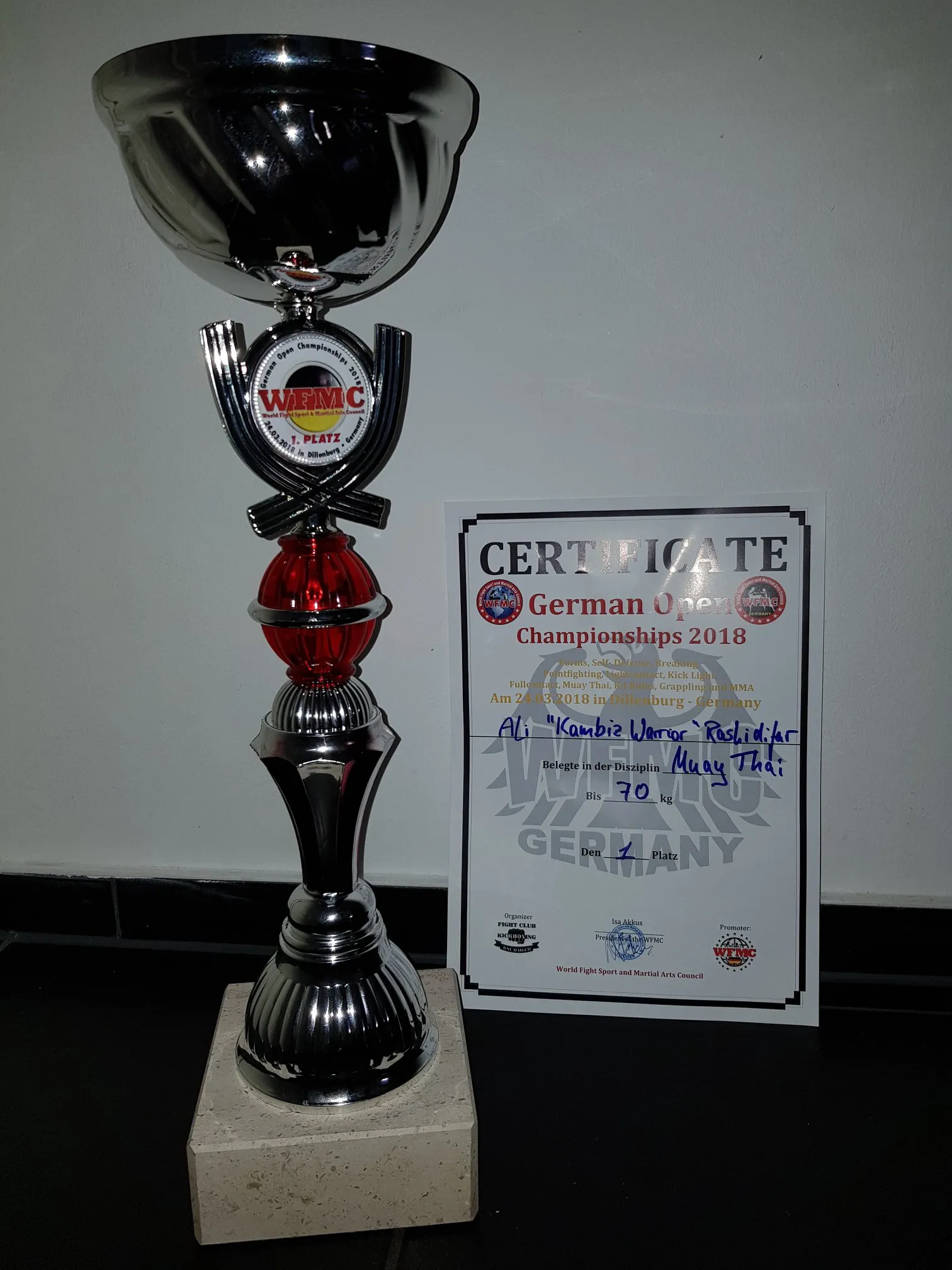 Siegerpokal und Urkunde von Ali Rashidifar