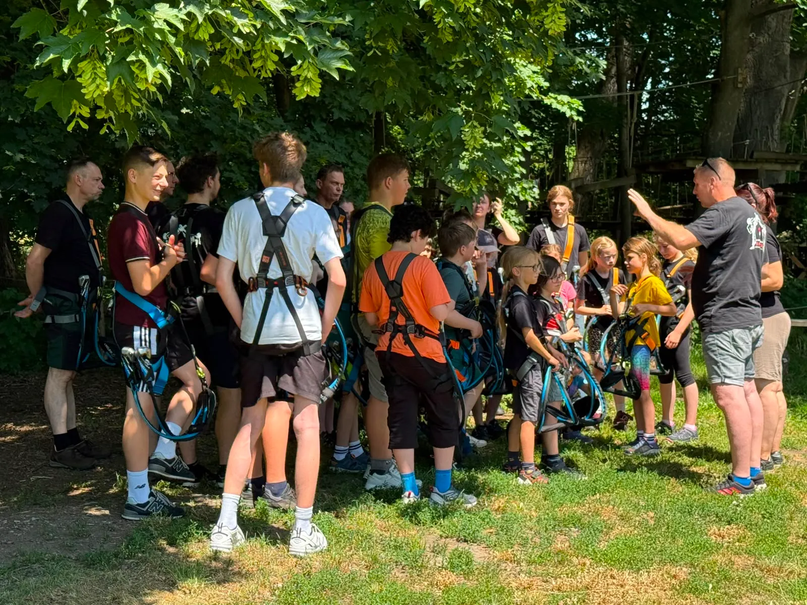 Galeriebild zu Kinder- und Jugendvereinsausflug 2026: Mut, Höhenrausch & Teamgeist im Kletterwald