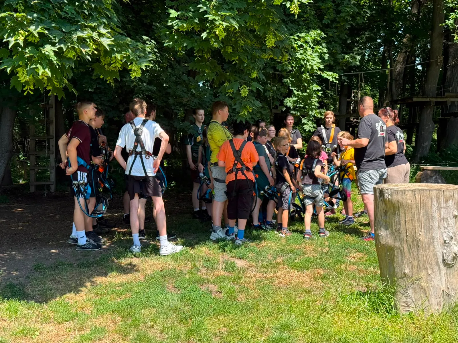 Galeriebild zu Kinder- und Jugendvereinsausflug 2026: Mut, Höhenrausch & Teamgeist im Kletterwald