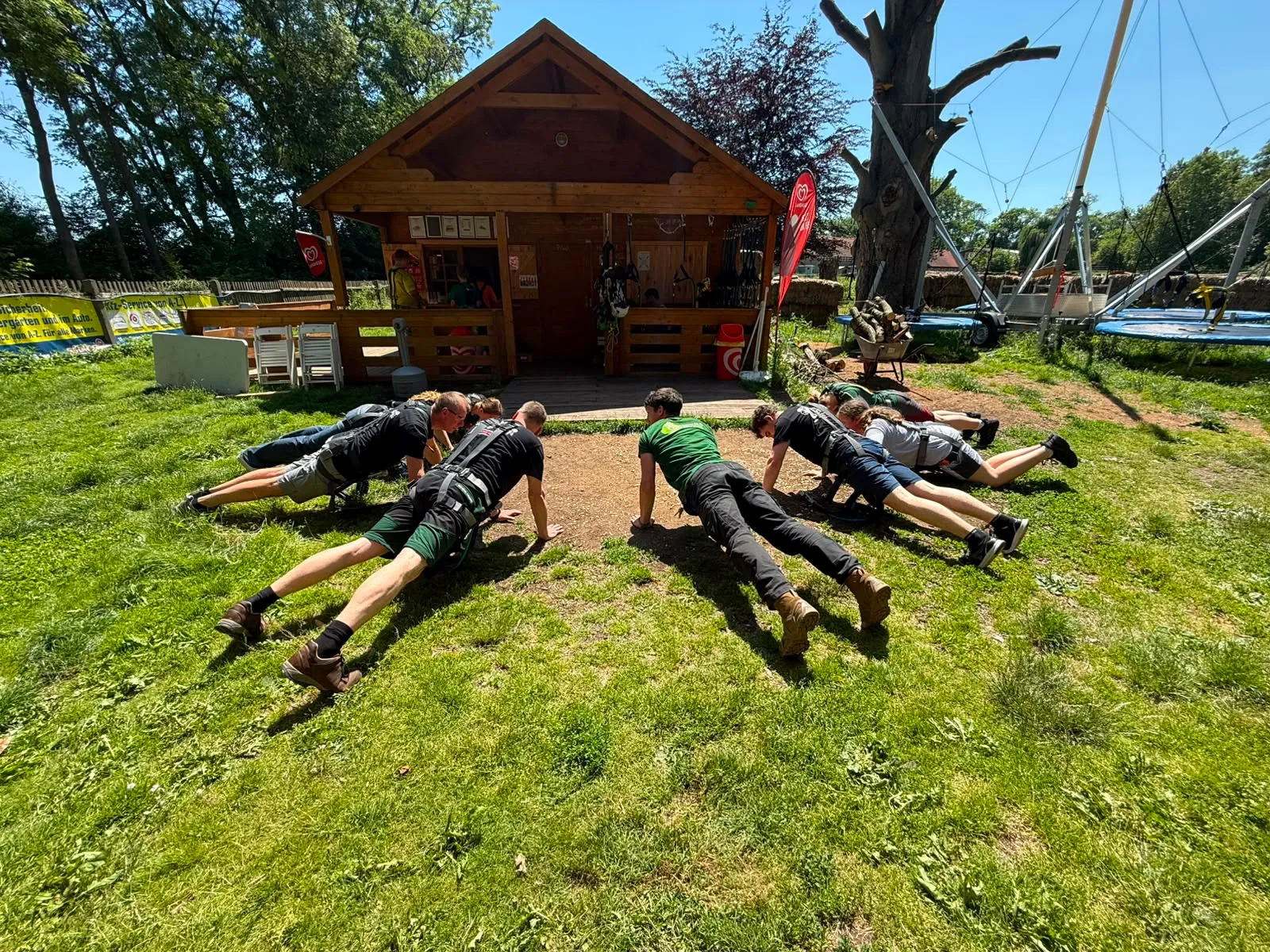 Die Liegestütz-Challenge gegen das Kletterwald-Team